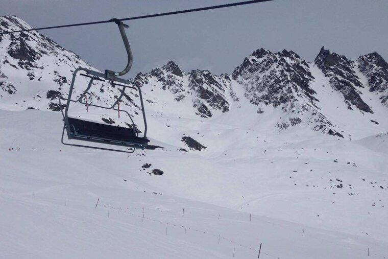 a chairlift over the pistes