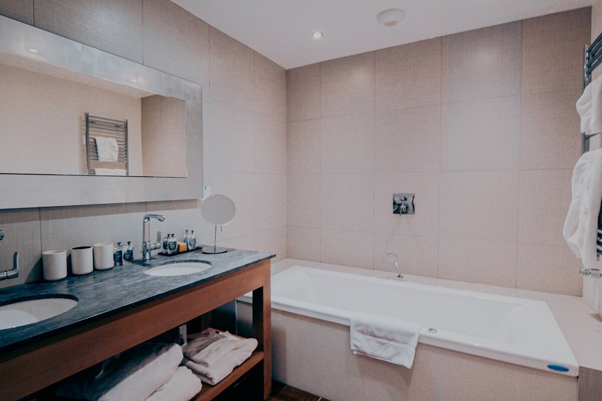 A bathroom with two sinks and a bathtub