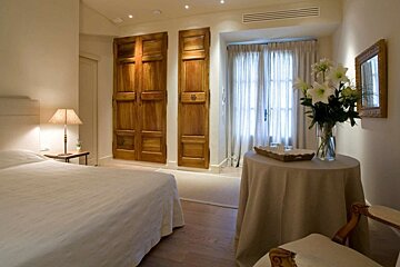 Benvengudo Hotel, Les Baux de Provence double bedroom