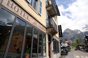 A building with the word hotel on it
