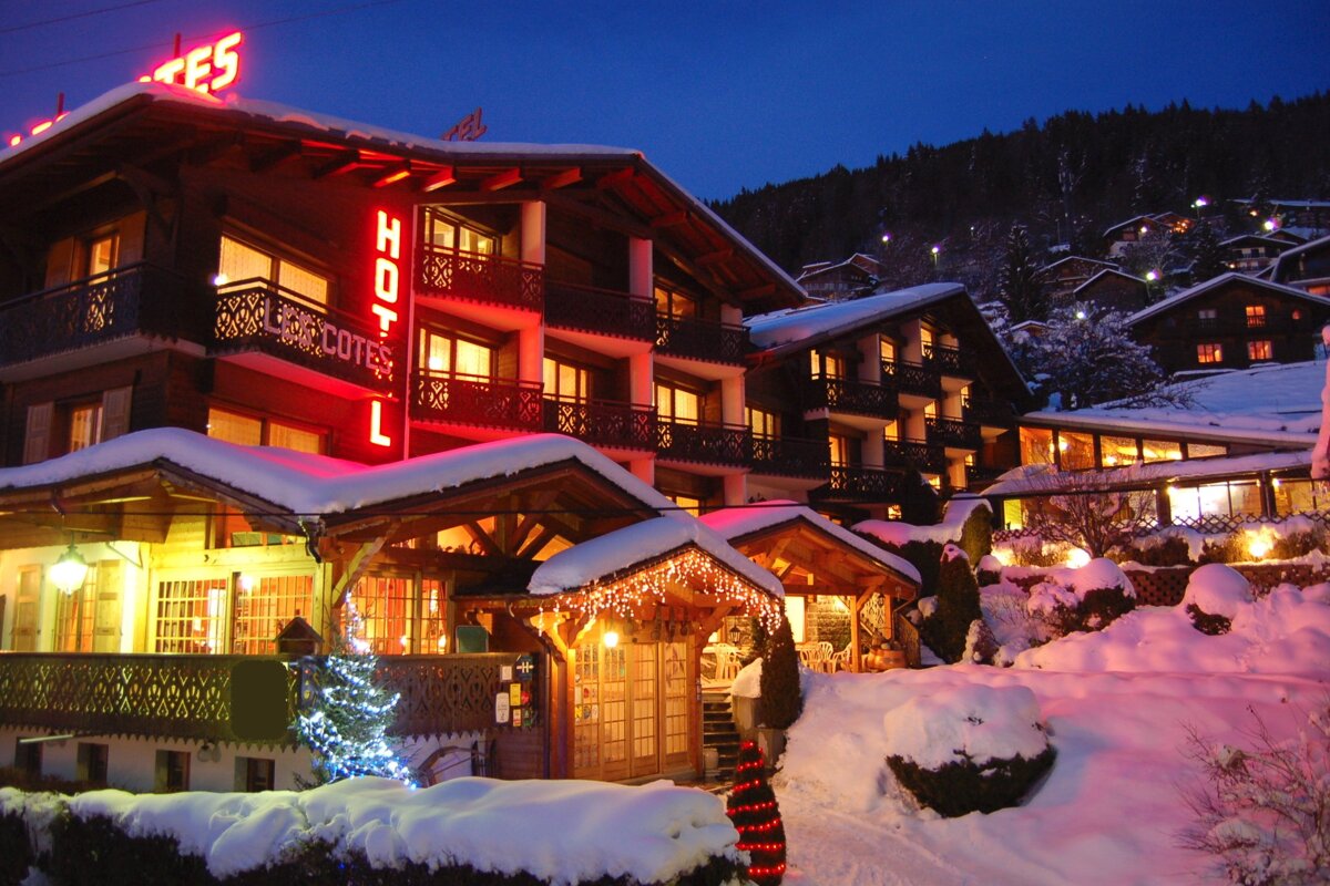 A hotel with a red sign that says hot on it