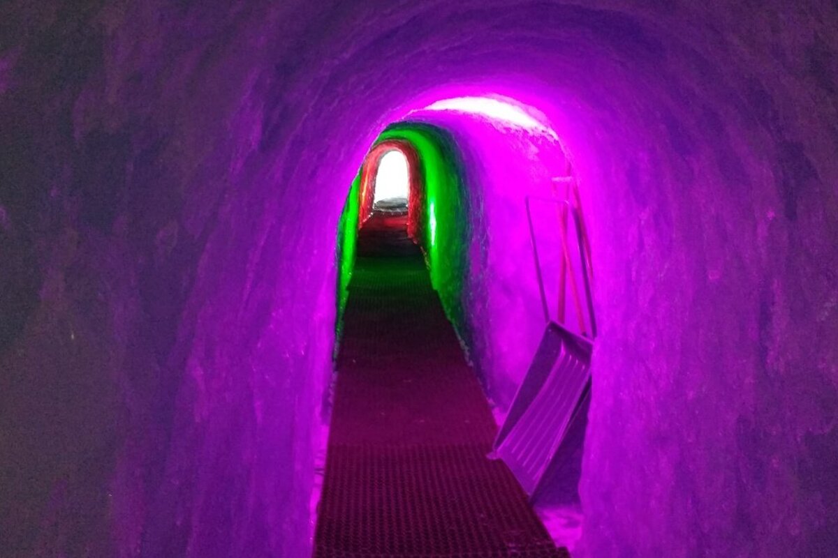 a purple light in a tunnel