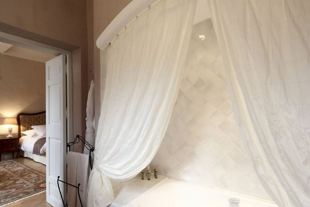 Abbaye de la Celle Hotel, La Celle bathroom