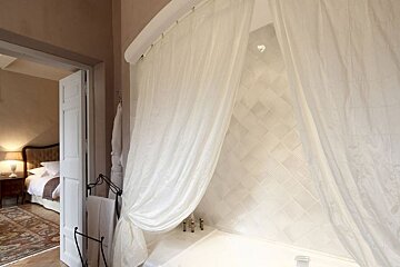 Abbaye de la Celle Hotel, La Celle bathroom