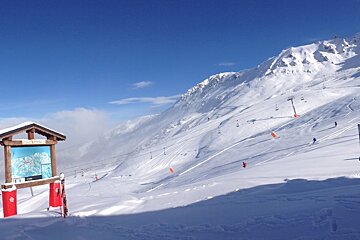 a sign on the side of the pistes in Meribel 3 valleys