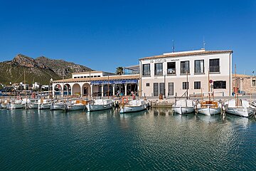 Exterior of La Llonga restaurant with fishing boats outside