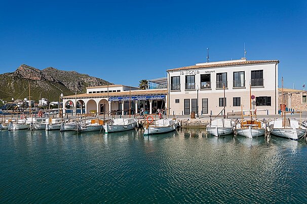 Exterior of La Llonga restaurant with fishing boats outside
