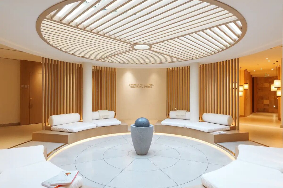 A circular room with a sign that says esprit de l' essentiel