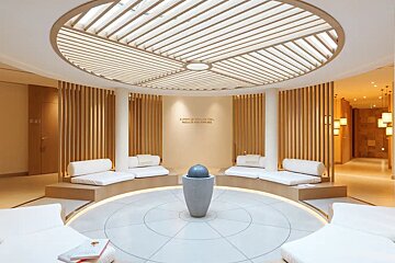 A circular room with a sign that says esprit de l' essentiel