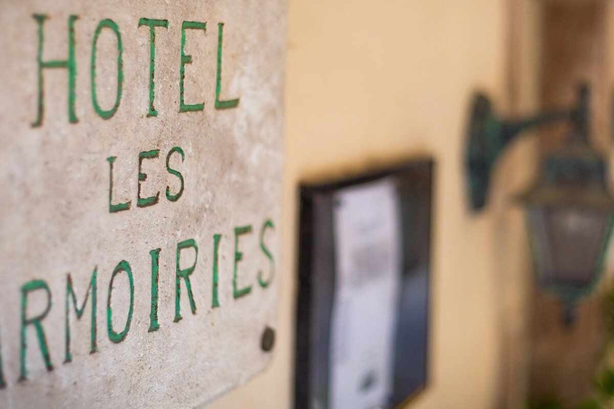 A sign that says hotel les marmoiries on it