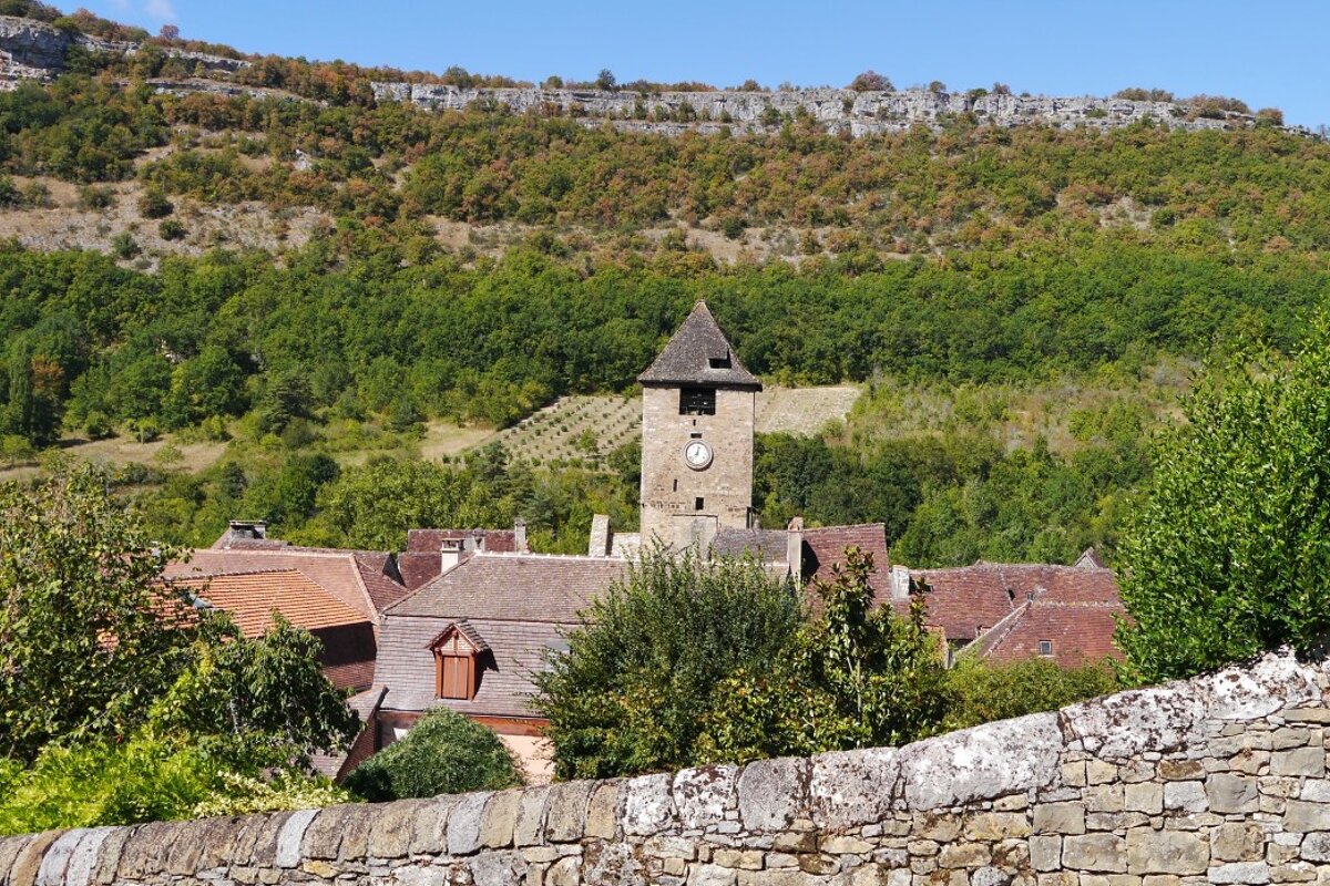 a view of the church in the town of autoire