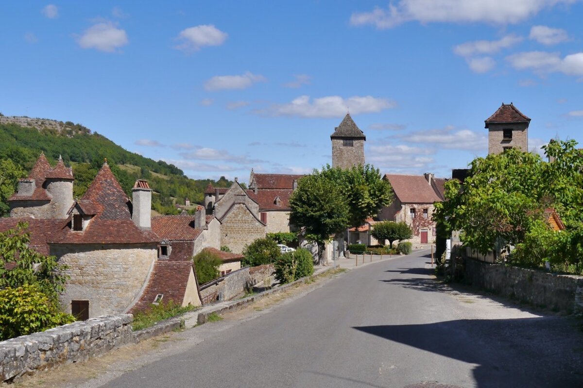the road leading into the town of autoire