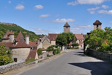 the road leading into the town of autoire