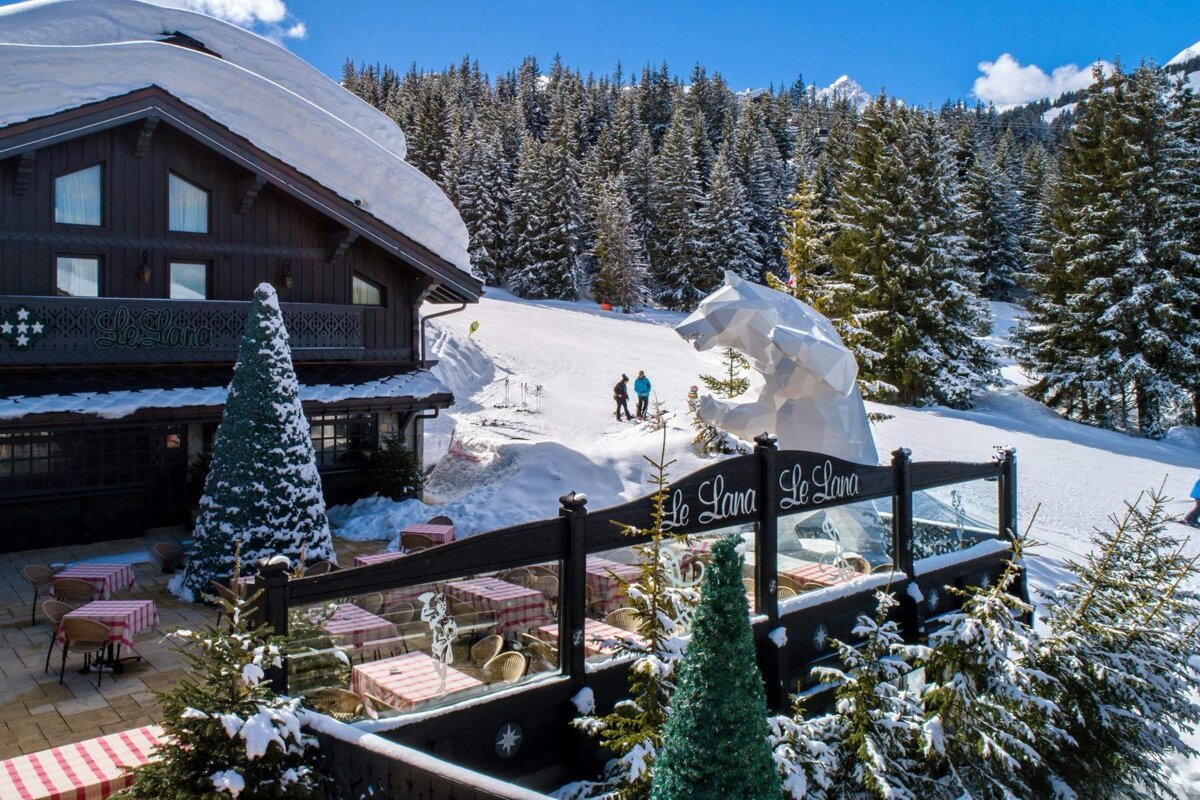 A restaurant called le lone is surrounded by snow