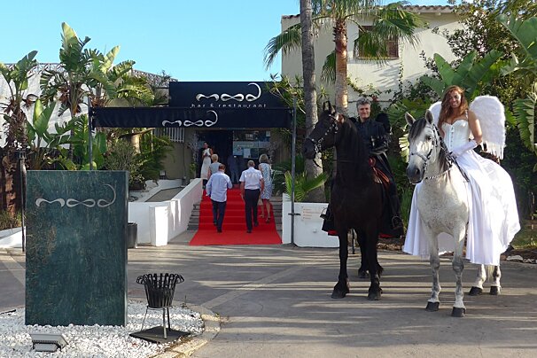 people on horseback welcome guests at mood beach mallorca