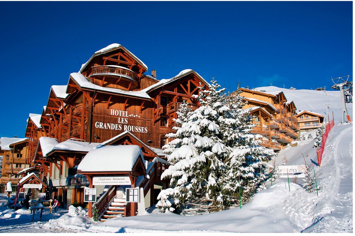 The hotel les grandes rousses is covered in snow