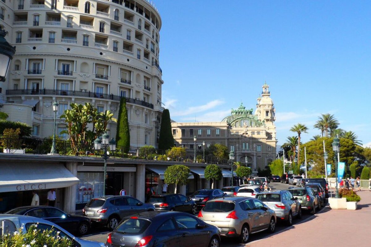 Cars are parked in front of a gucci store