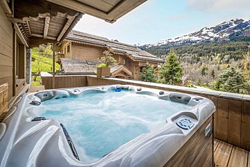 A hot tub with a blue sticker on the side that says ' hot tub '