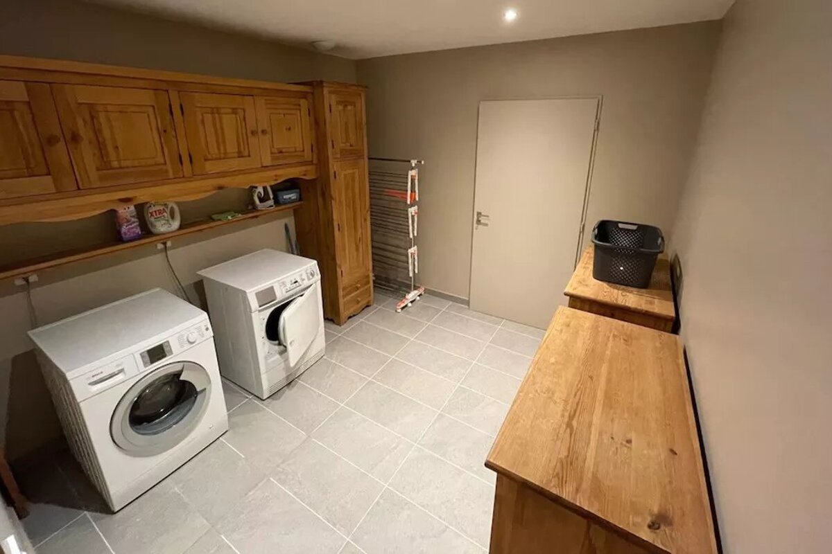 A laundry room with a washing machine and dryer