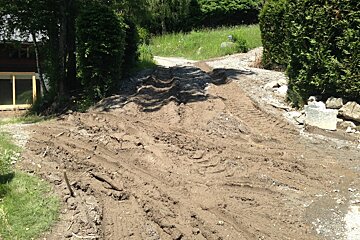mud in driveway of a chalet Route des pecles chamonix