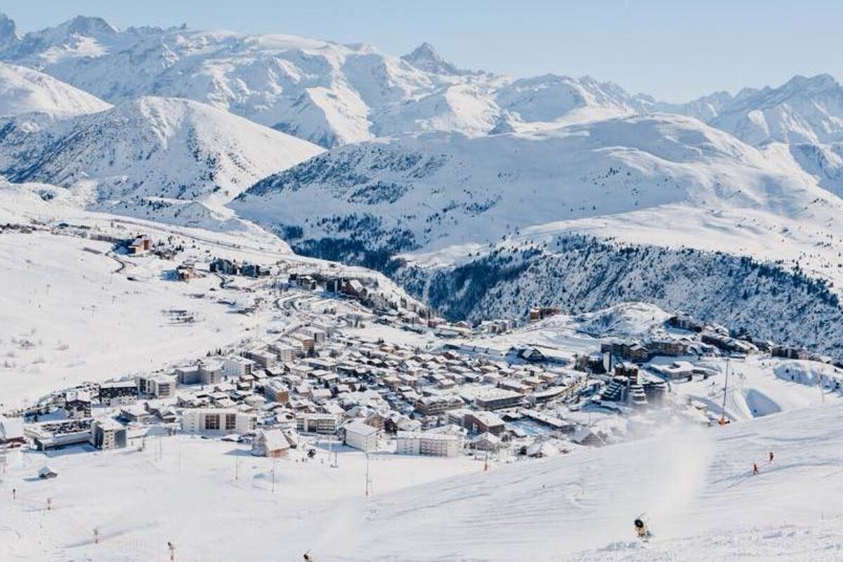Cruising the blue runs in Alpe d'Huez in 2019