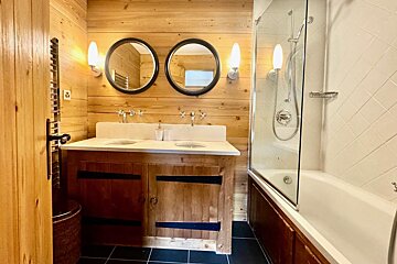 A bathroom with two sinks and a bathtub