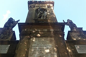 a big stone monumemt