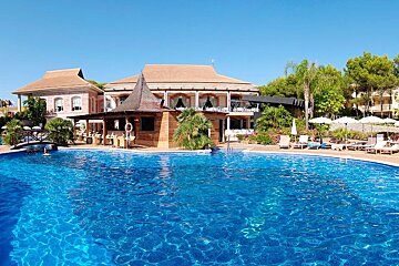 Vanity Suite Hotel, Cala Mesquida pool
