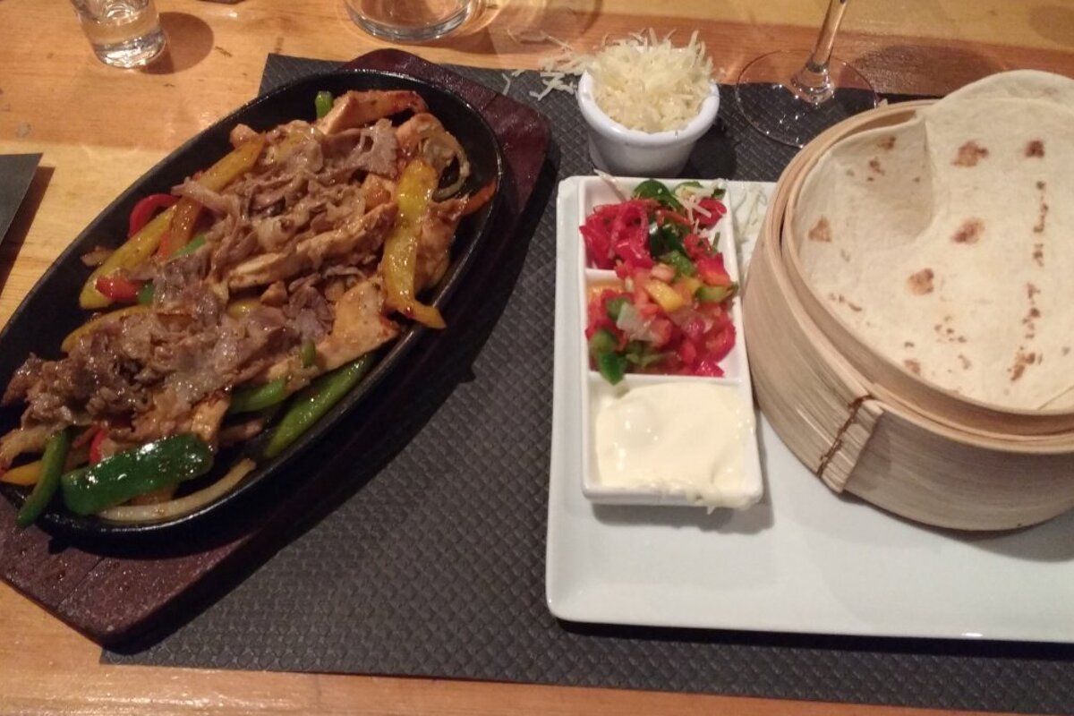 meat and wraps with dips