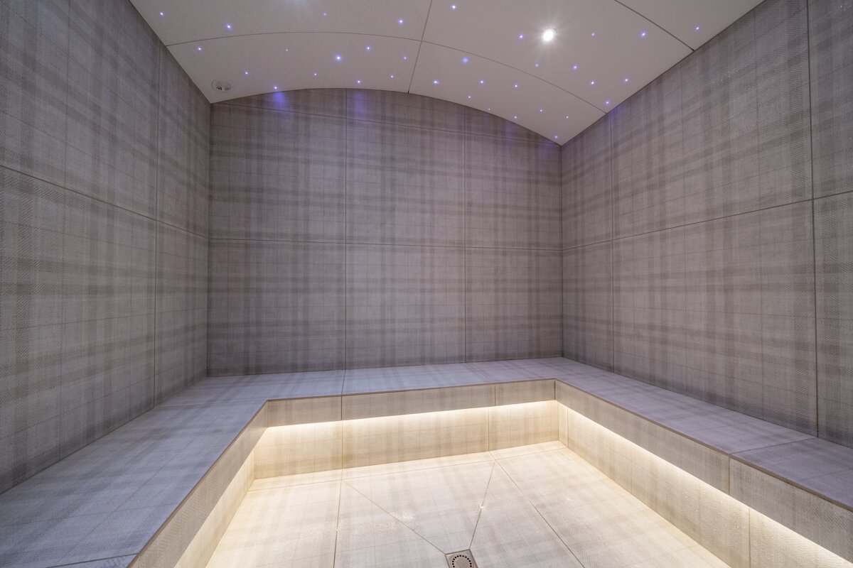 A room with a ceiling that has lights on it