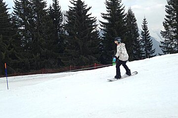 a beginner snowboarder taking it steady