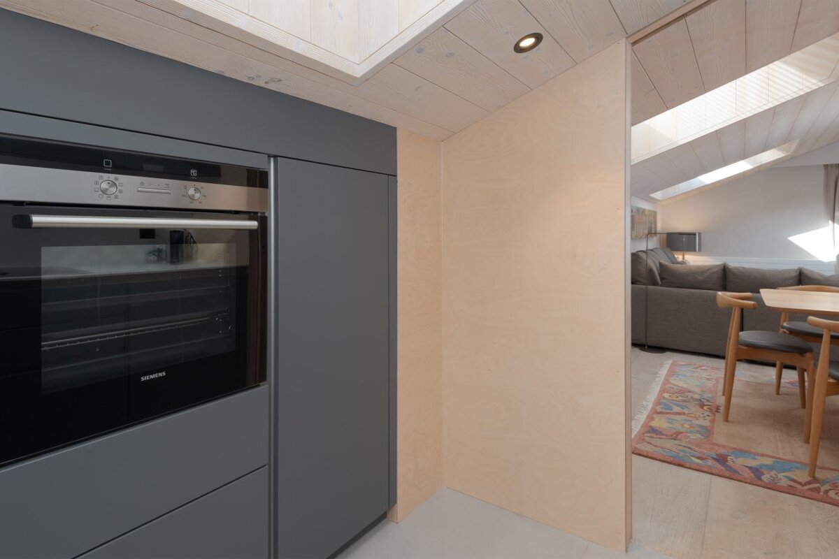 A siemens oven is sitting in a kitchen