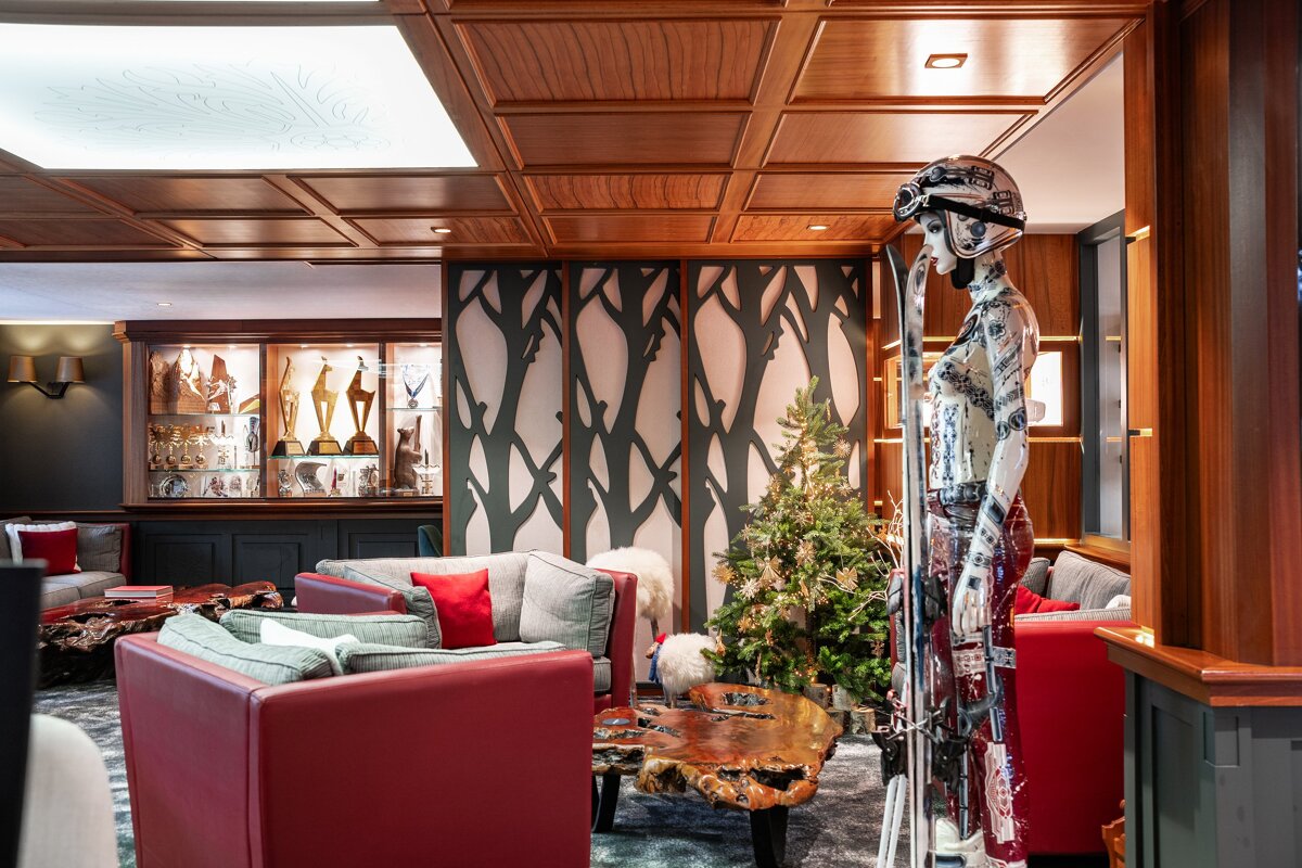 A room with a statue of a skier and a christmas tree