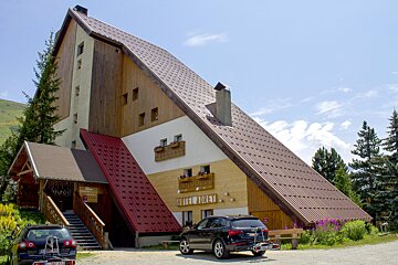 A building with the word hotel on it
