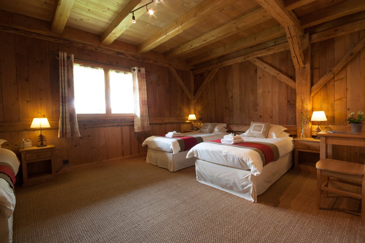 A bedroom with two twin beds and a desk