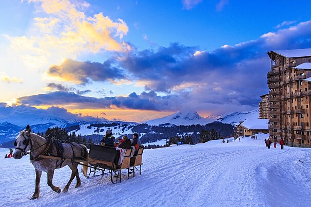 a horse pulling a sleigh in Avoriaz