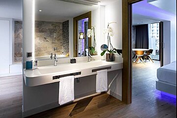 Hard Rock Hotel, Playa d'en Bossa bathroom