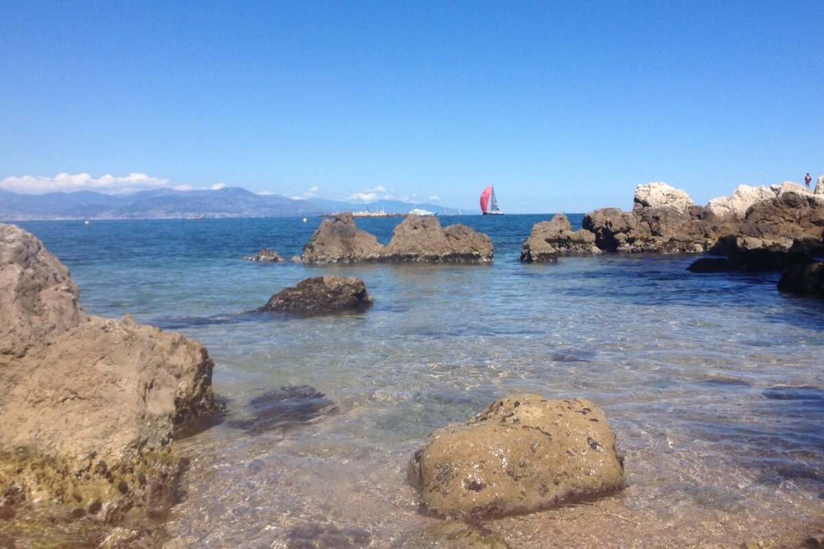 Sailing past the bays of cap d'Antibes