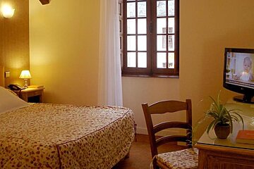 Chateau de la Fleunie, Hotel double bedroom