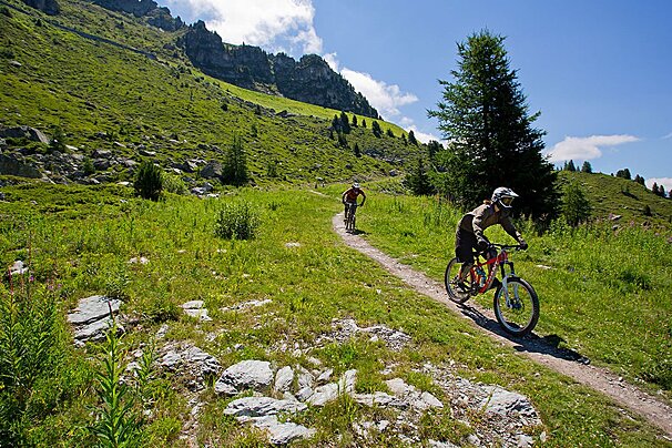 two mountain bikers on a trail in les arcs