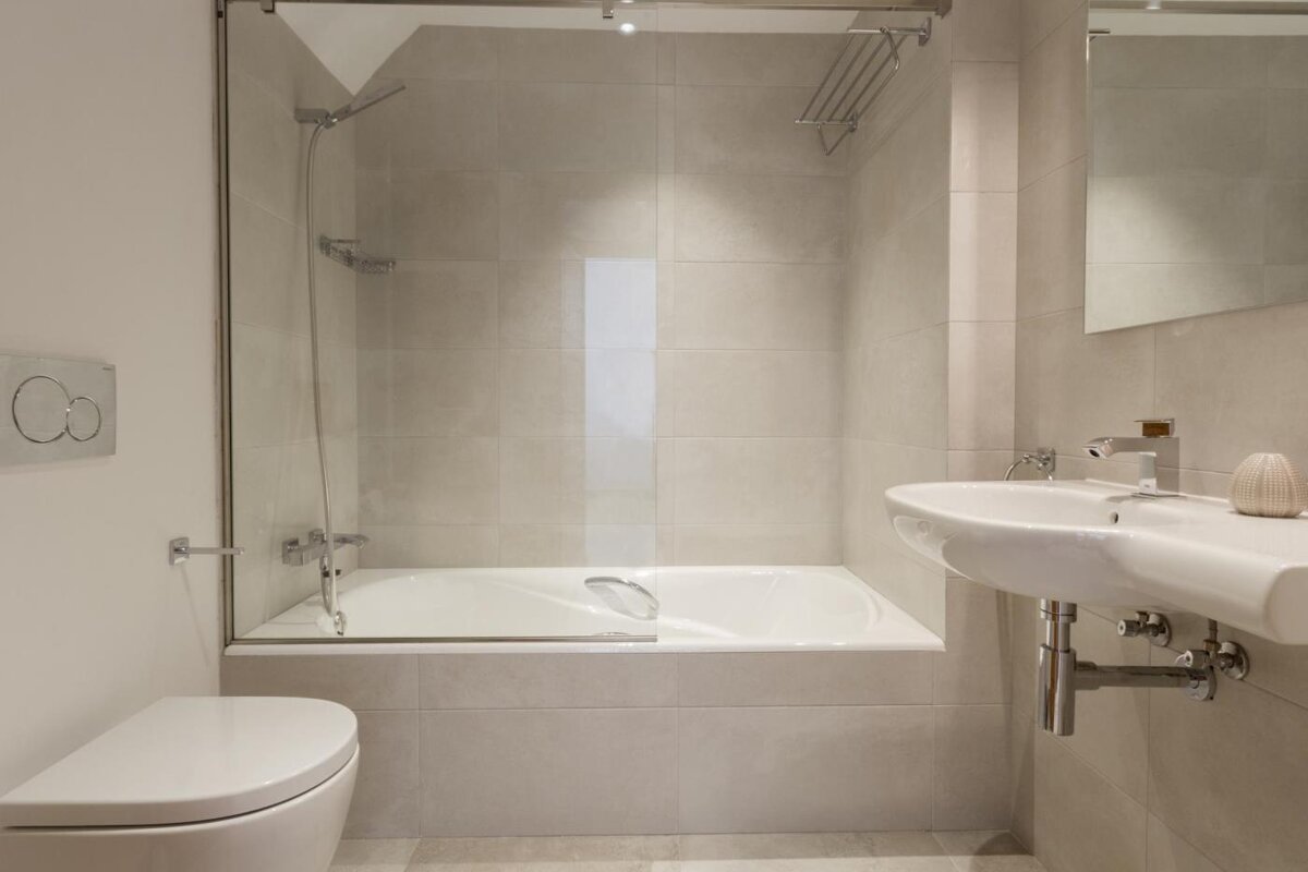 A bathroom with a toilet sink and bathtub