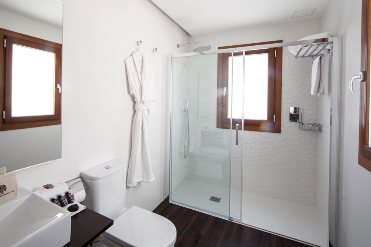 Hostal Cuba Hotel, Palma Centre & Marina bathroom