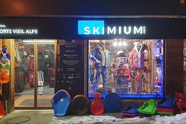 A store front with a sign that says skimium