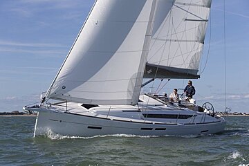 A sailboat with the letter j on the sail