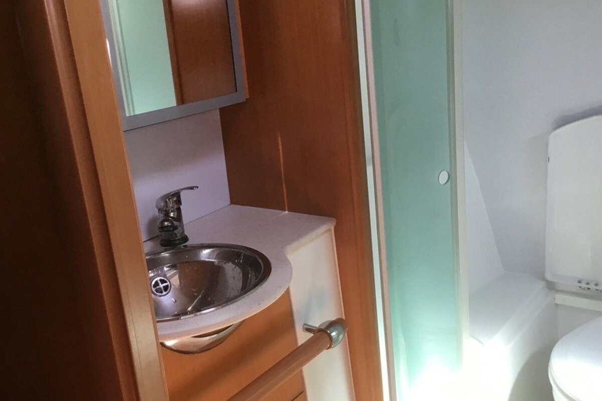 Lagoon 500 15.5m Catamaran, Mallorca Island bathroom