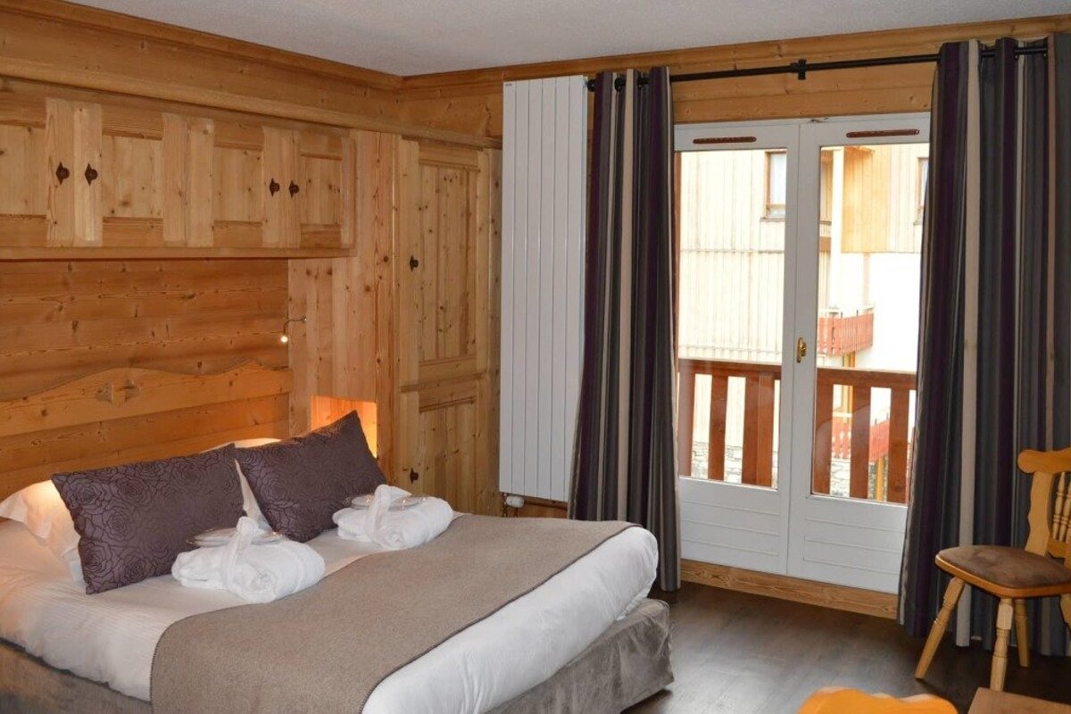 Le Gentiana Hotel, Tignes Le Lac double bedroom