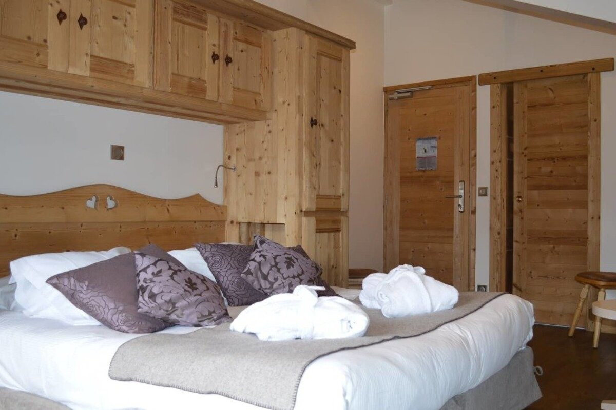 Le Gentiana Hotel, Tignes Le Lac double bedroom