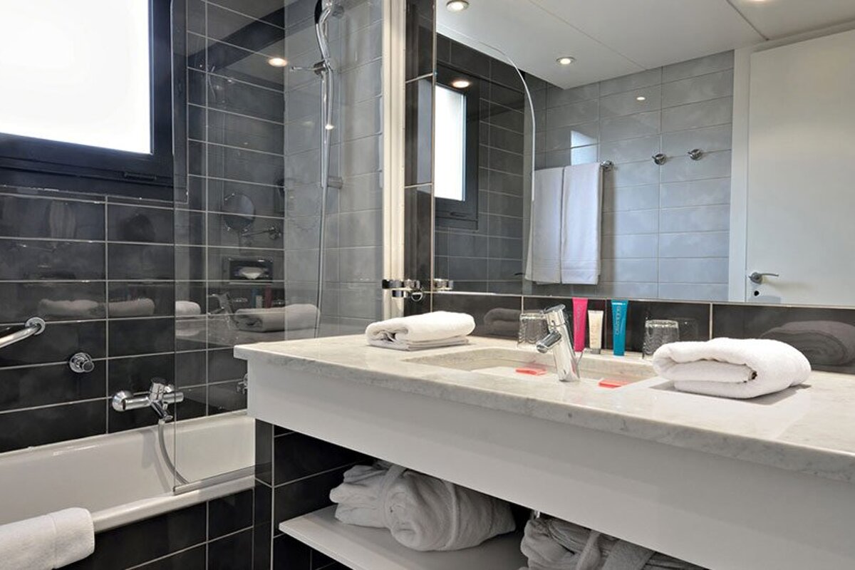 A bathroom with two sinks and a bathtub