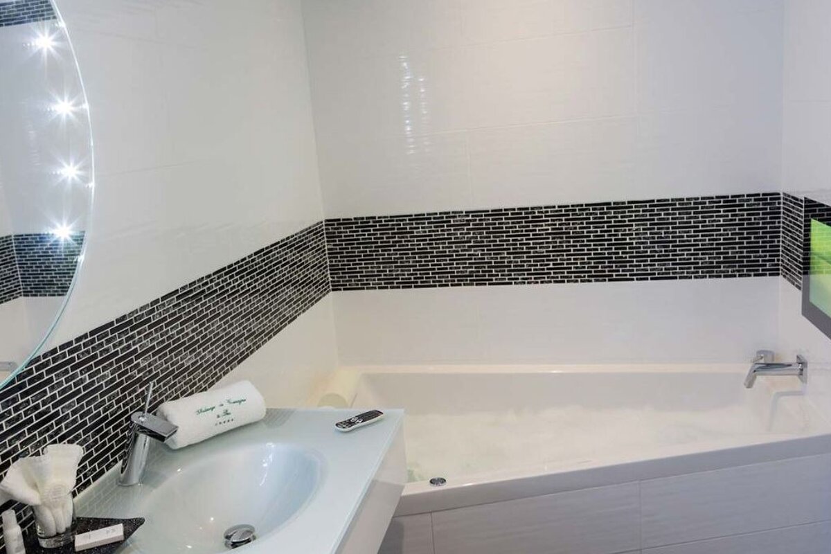Auberge de Cassagne Hotel & Spa, Avignon bathroom