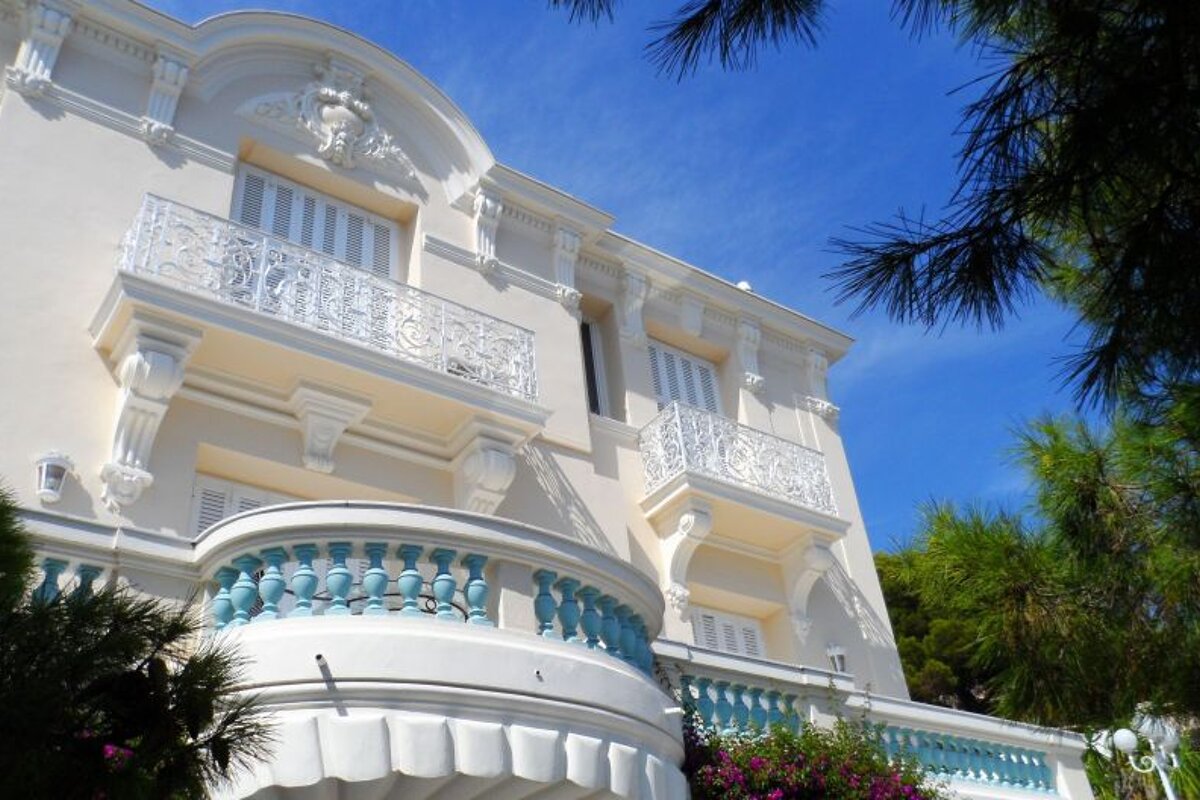 a grand looking cream and white villa in Nice